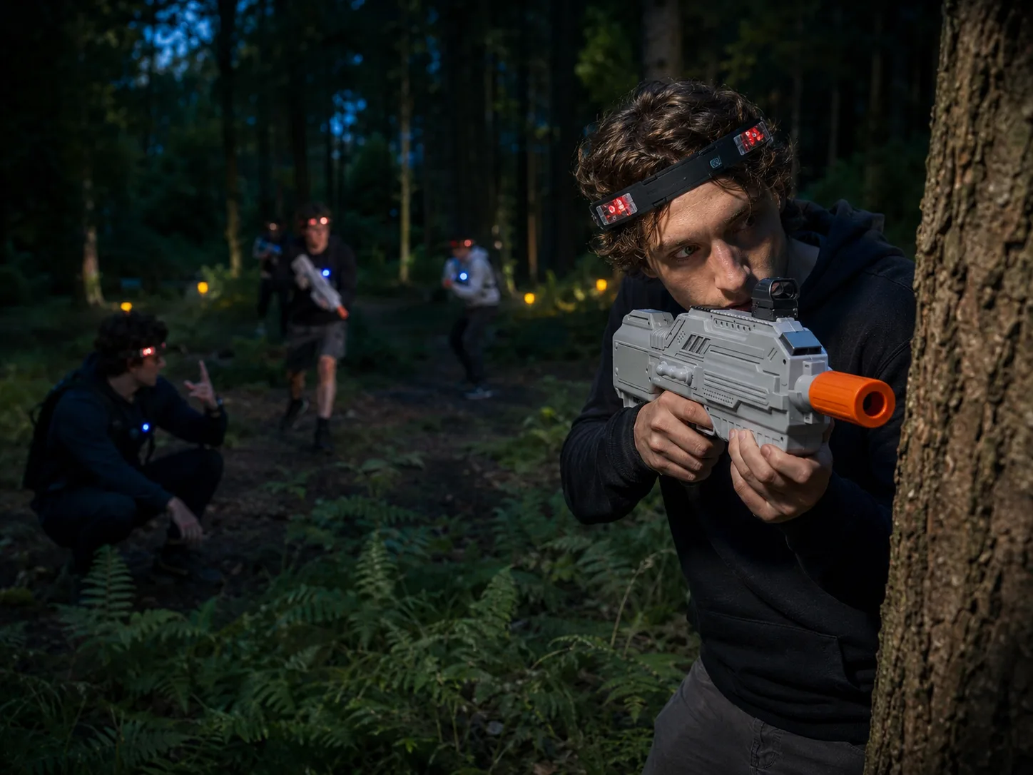 BRX-lasertag in de schemering tussen de bomen